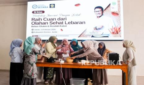 ibu-ibu-di-kerinci-dilatih-buat-olahan-komoditas-lokal-kue-kering