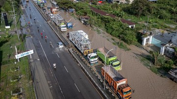 foto:-banjir-rendam-jalur-pantura,-macet-mengular-15-kilometer