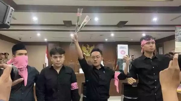 delpedro-cs-terdakwa-penghasutan-demo-jalani-sidang-tuntutan-besok