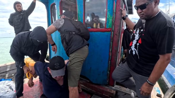 ko-erwin-ditembak-saat-kabur-ke-malaysia,-bandar-penyuap-akbp-didik-tiba-di-bareskrim-dengan-kaki-pincang