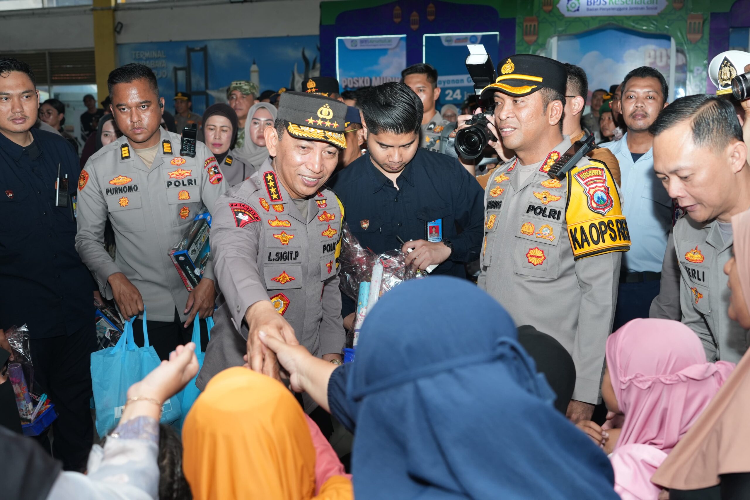 kapolri-pantau-mudik-di-terminal-purabaya,-optimalkan-pelayanan-terbaik-untuk-masyarakat