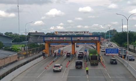 670.512-kendaraan-melintasi-tol-belmera-jelang-lebaran-2026