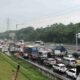 volume-kendaraan-meningkat,-tol-japek-berlakukan-contraflow