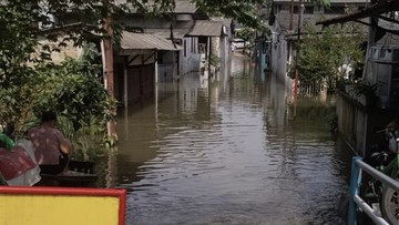 polisi-evakuasi-warga-terdampak-banjir-di-jakarta-timur