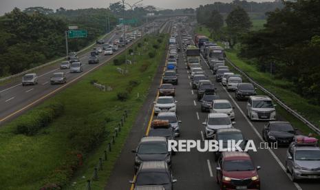 arus-balik-di-tol-cipali-senin-malam-makin-ramai,-pengemudi-diminta-istirahat-jika-mengantuk