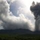 gunung-lewotobi-laki-laki-kembali-erupsi,-masyarakat-diminta-menjauh
