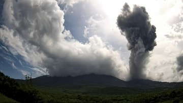 gunung-lewotobi-laki-laki-kembali-erupsi,-masyarakat-diminta-menjauh