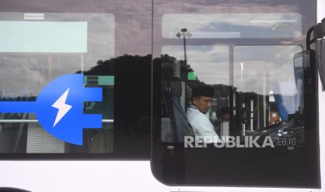 Transjakarta Investigasi Pramudi Cek-cok dengan Pengemudi Mobil Listrik di Jalur Busway
