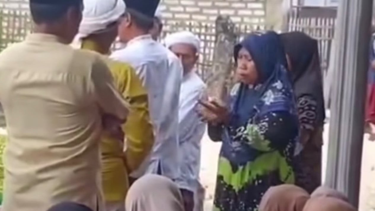 polisi-blak-blakan-soal-duduk-perkara-emak-emak-di-madura-hentikan-prosesi-pemakaman-lalu-ungkit-utang-ratusan-juta