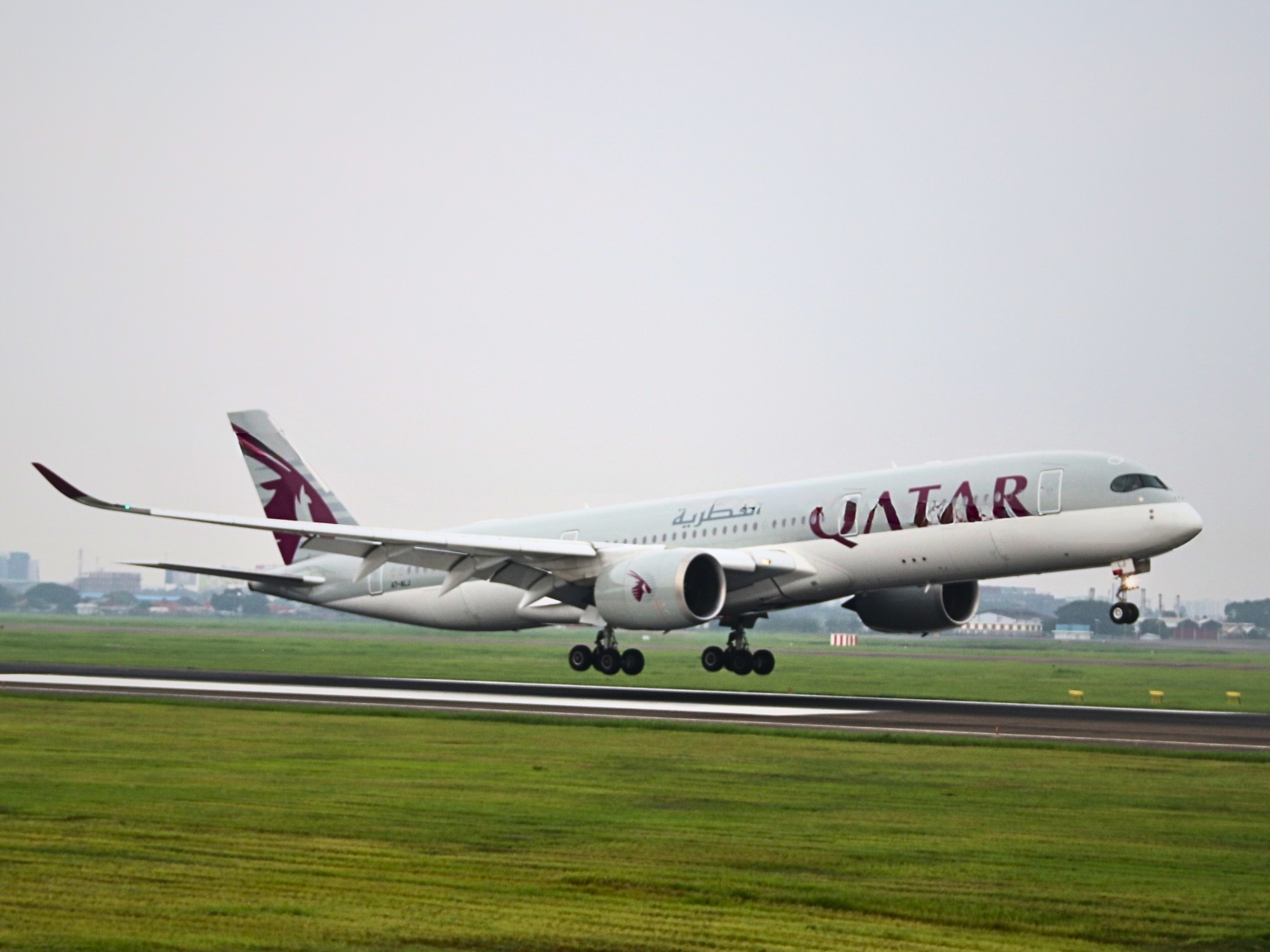 qatar-mulai-buka-sebagian-wilayah-udara-usai-serangan-rudal-iran