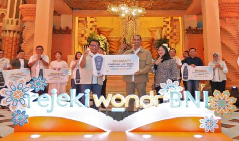 bni-tebar-rejeki-wondr-tahap-ii,-mercedes-benz-hingga-ratusan-gadget-dibagi-untuk-nasabah