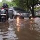 jalan-raya-regency-banjir,-jalur-kota-kabupaten-tangerang-terputus