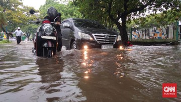 Banjir Lumpuhkan Jalan Raya Regency, Pengendara Tangerang Putar Balik