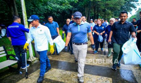 pilar-dampingi-menteri-lh-dan-gemabudhi-pecahkan-rekor-muri:-tuang-10-ribu-liter-ecoenzyme-ke-sungai
