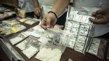 polisi-cek-tkp-viral-toko-obat-tramadol-di-jaktim-dilempar-petasan