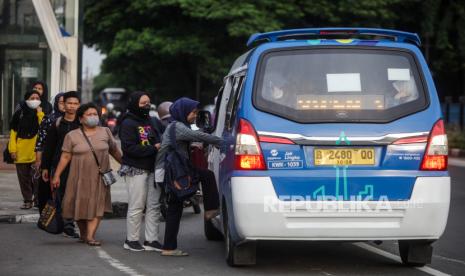 angkot-mikrotrans-jaklingko-terguling-di-lebak-bulus,-tiga-penumpang-dilarikan-ke-rs