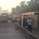 truk-terguling-di-depan-gedung-dpr,-solar-tumpah-ke-jalan