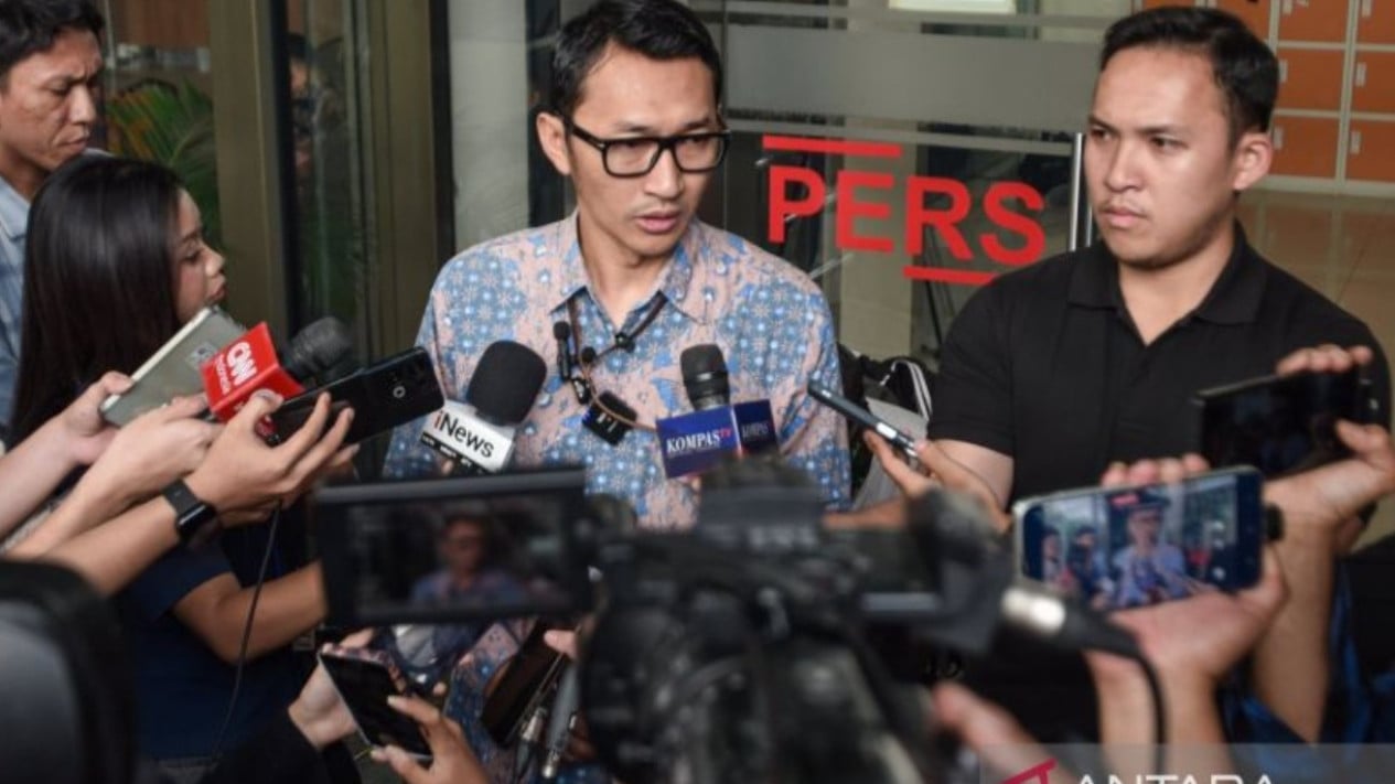 ott-bupati-cilacap,-kpk-sita-barang-bukti-uang