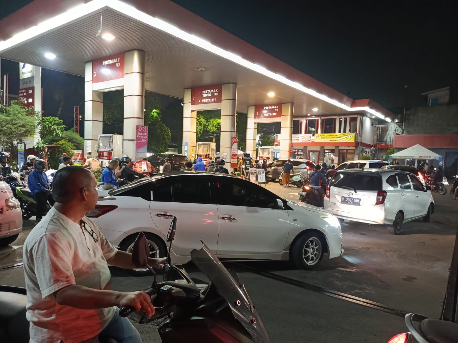 isu-kenaikan-harga-bbm-1-april,-antrean-kendaraan-mengular-di-spbu-kalimalang