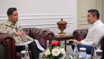 seskab-teddy-temui-gibran-di-istana-wapres,-bahas-situasi-indonesia