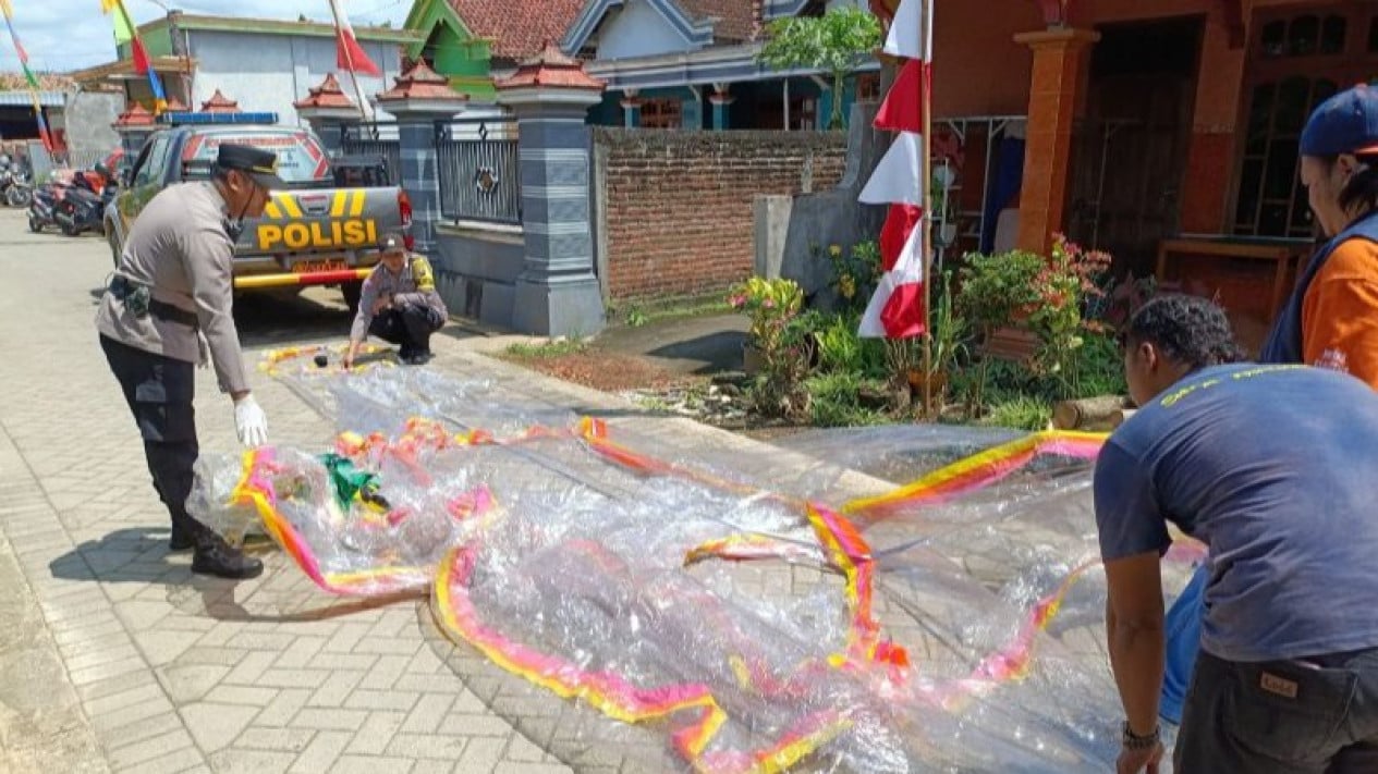 detik-detik-balon-udara-berpetasan-meledak-hingga-rusak-rumah-warga-di-tulungagung