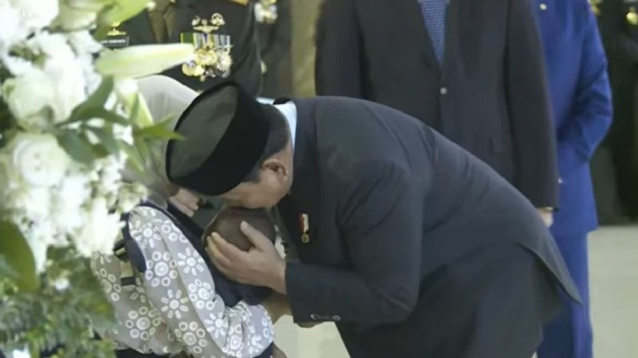 momen-haru-prabowo-cium-kening-bayi-anak-prajurit-tni-yang-gugur-di-lebanon