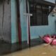350-warga-krisis-air-bersih-saat-banjir-1-meter-rendam-legok-tangerang