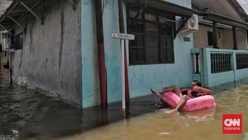 350-warga-krisis-air-bersih-saat-banjir-1-meter-rendam-legok-tangerang