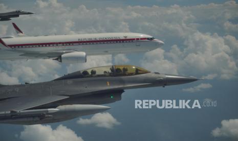 hut-ke-80-tni-au,-jet-tempur-f-16-dan-kai-t-50-kawal-pesawat-kepresidenan