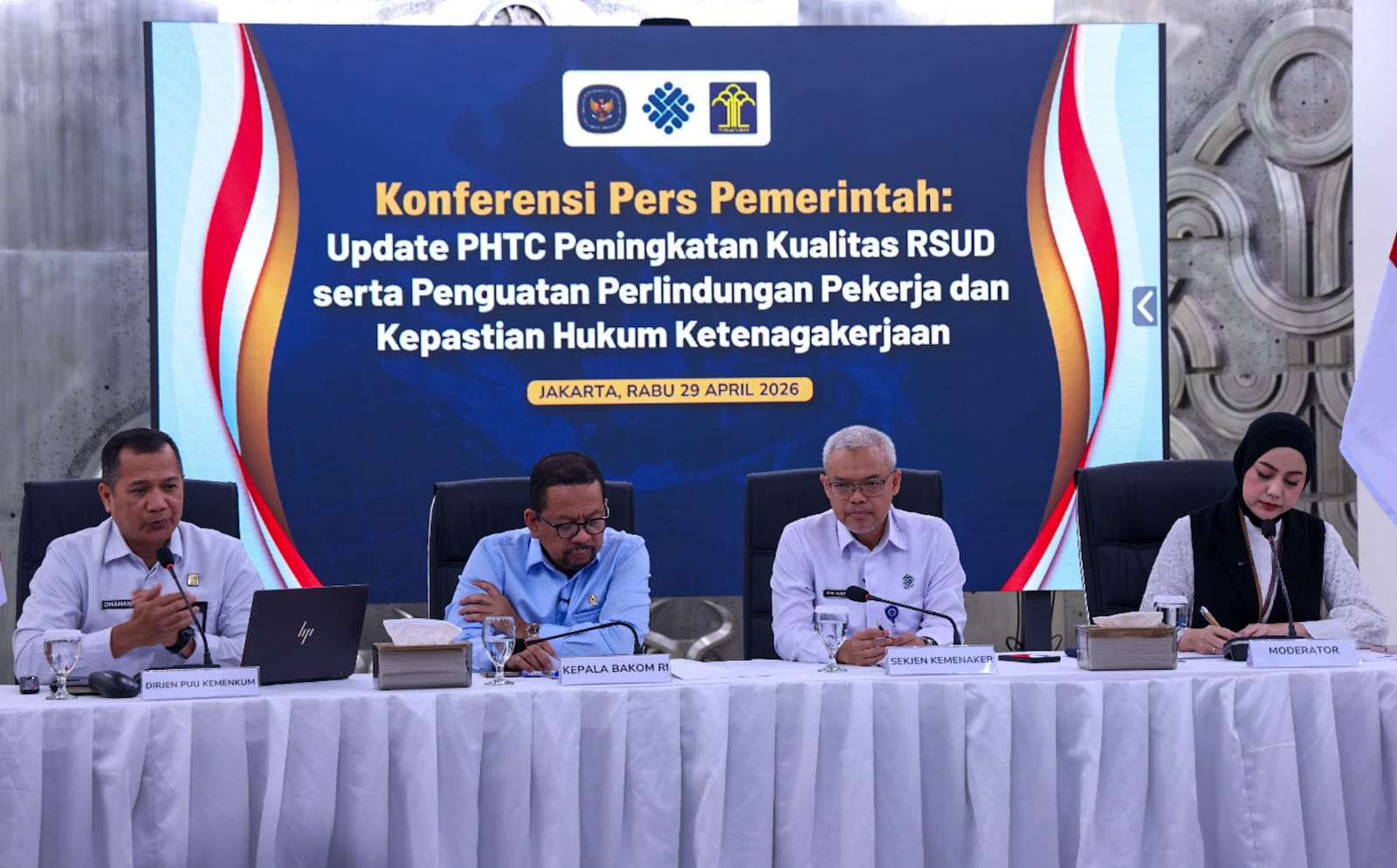 Sekretaris Jenderal Kementerian Ketenagakerjaan, Cris Kuntadi, saat menghadiri konferensi pers bertema Penguatan Pelindungan Pekerja dan Kepastian Hukum Ketenagakerjaan bersama Kepala Badan Komunikasi Pemerintah (Bakom) RI Muhammad Qodari dan Direktur Jenderal Peraturan Perundang-undangan Kementerian Hukum Dhahana Putra, di Jakarta, Rabu (29/4/2026).