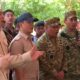 momen-prabowo-minta-jenderal-tni-bintang-4-dan-3-nyanyi-hibur-warga-miangas