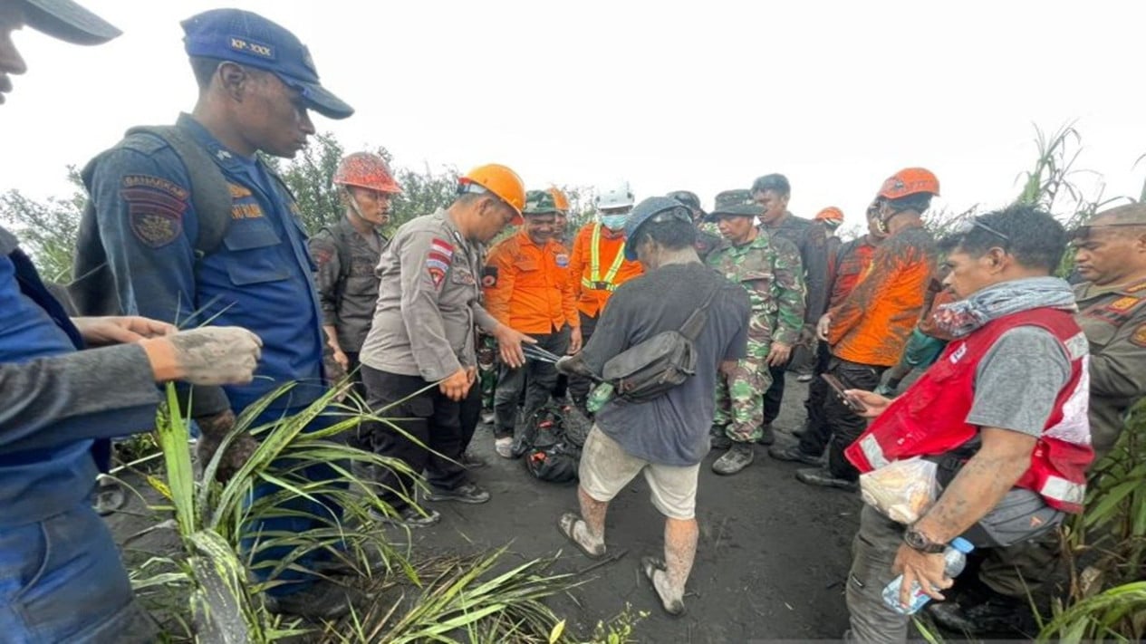 kondisi-2-warga-singapura-korban-tewas-gunung-dukono-saat-ditemukan:-berpelukan-terhimpit-batu-besar