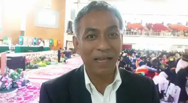taslim-chaniago-wakili-ketum-ika-unand-di-wisuda-ii-2026