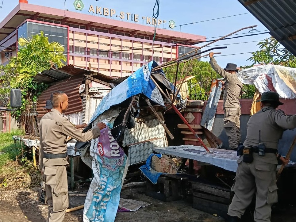 satpol-pp-padang-bongkar-pos-ronda-jadi-lapak-pkl