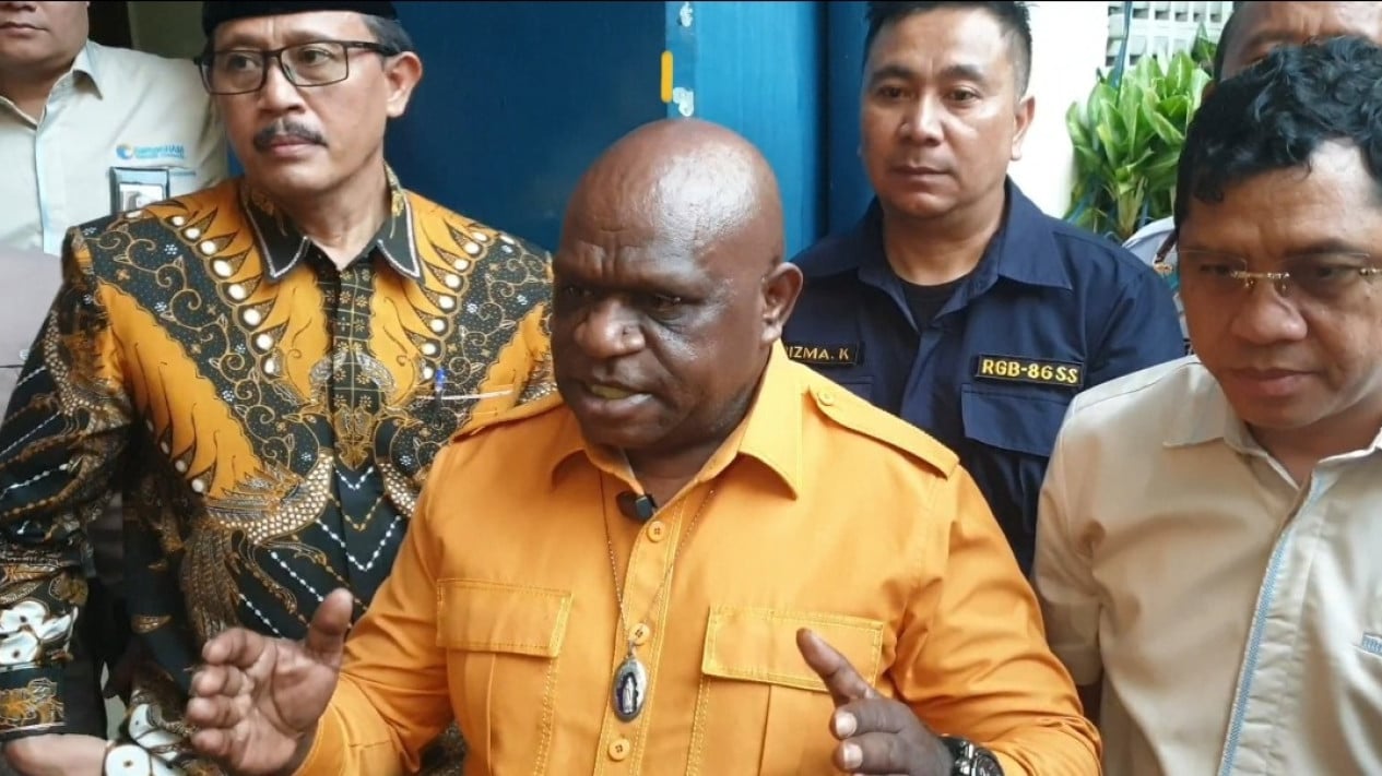menteri-pigai-respons-polemik-pelarangan-nobar-film-‘pesta-babi’:-harus-keputusan-pengadilan