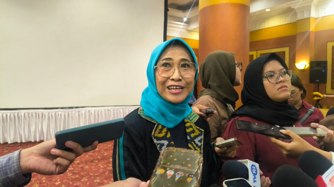 dpr-perjuangkan-guru-honorer-agar-tetap-bisa-mengajar:-minimal-pppk-atau-pns