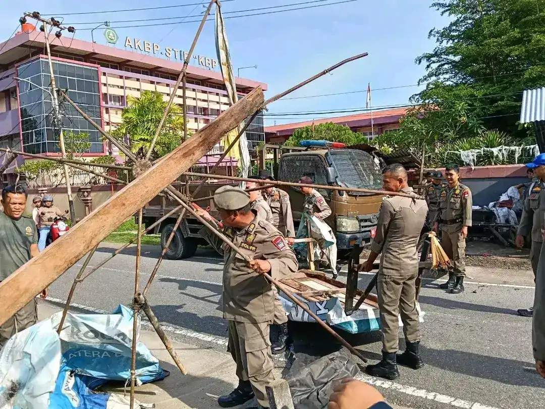 satpol-pp-padang-empat-kali-tertibkan-pkl-ilegal-selama-mei