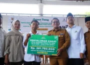 Baznas Tanah Datar Salurkan Beasiswa Dukung Mahasiswa Berprestasi