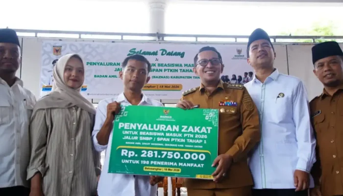 Baznas Tanah Datar Salurkan Beasiswa Dukung Mahasiswa Berprestasi