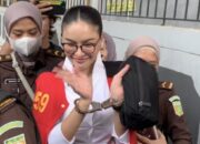 nikita-mirzani-dilarikan-ke-rs-saat-ditahan,-jalani-operasi-karena-alami-pergeseran-tulang-belakang