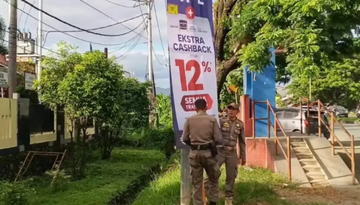 Satpol PP Padang Tertibkan Baliho Liar dan Buka Akses Jalan Umum