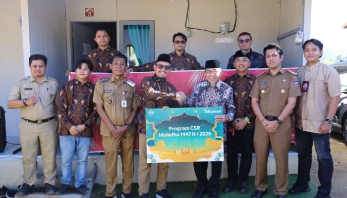 Telkomsel Kasih Sapi Kurban Bagi Warga Huntara Pauh Kota Padang