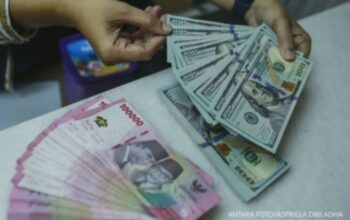 Rupiah Melemah Tipis ke Level Rp17.723 per Dolar AS Senin Siang