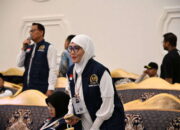 Anggota Tim Pengawas (Timwas) Haji DPR RI, Rieke Diah Pitaloka saat memantau langsung pergerakan jemaah sambil melantunkan doa dan talbiyah bersama, di Al Jabri Hotel Sektor 8 Misfalah, Makkah, Senin (25/5/2026). Foto: Andri/Sari