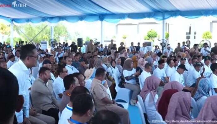 Prabowo Kenalkan Danantara dan Dony Oskaria Saat Panen Raya di Kebumen