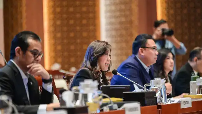 Menkomdigi Meutya Hafid dalam rapat kerja bersama Komisi I DPR RI di Gedung DPR RI, Senayan, Jakarta Pusat, Senin (18/05/2026).