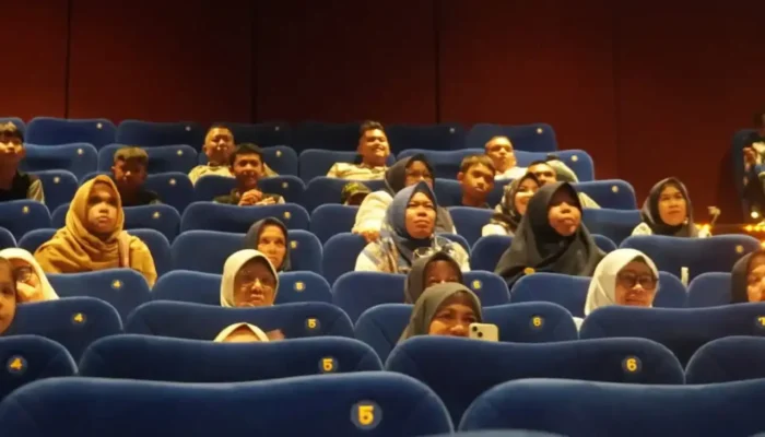 TP PKK Padang Panjang Ajak 70 Anak Disabilitas Nonton Bareng di Bioskop