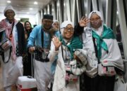 kloter-pertama-jemaah-haji-tiba-di-bandara-minangkabau
