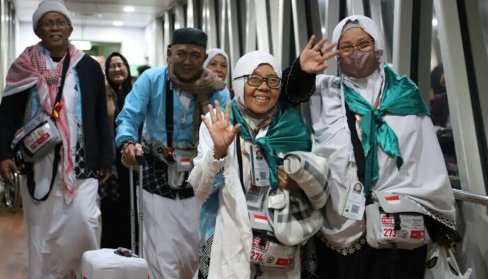 390 Jemaah Haji Kloter Pertama Debarkasi Padang Tiba di Tanah Air