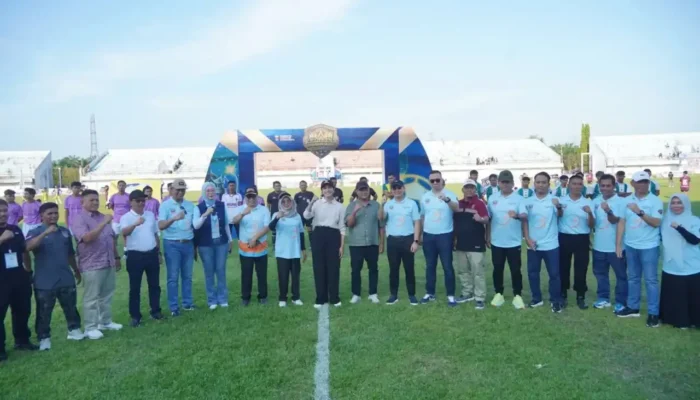 Ribuan Warga Dharmasraya Serbu Sport Center untuk Nonton Bola dan Berbelanja